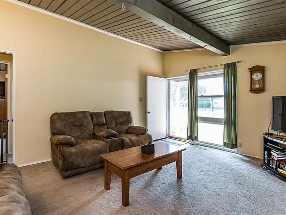 4th image of 3243 Essex Dr