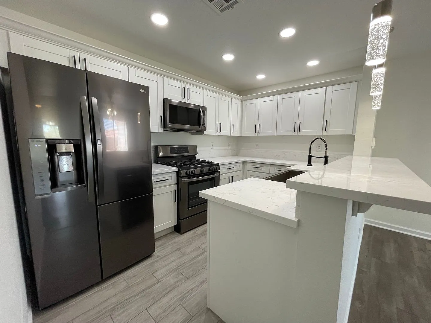 Welcome home to this gorgeous 3 bedroom 2 bath condo with 2 car garage! — Photo 2