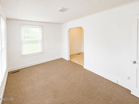 5th image of 227 Doughty Dr