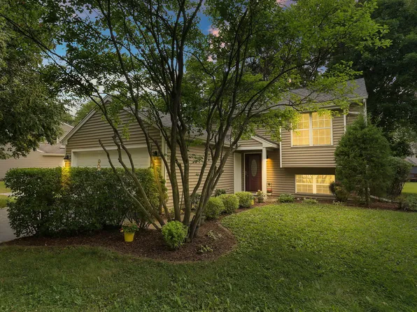 1035 Wimbledon Dr, Island Lake, IL 60042