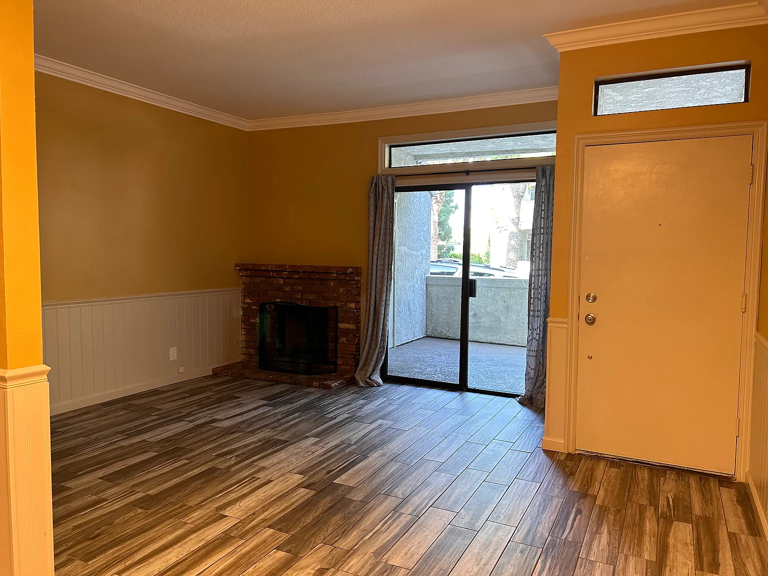 10.5 X 11.5 ft. Living Room
4 X 5 ft. Entry Way