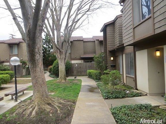 4th image of 3602 Larchmont Square Ln