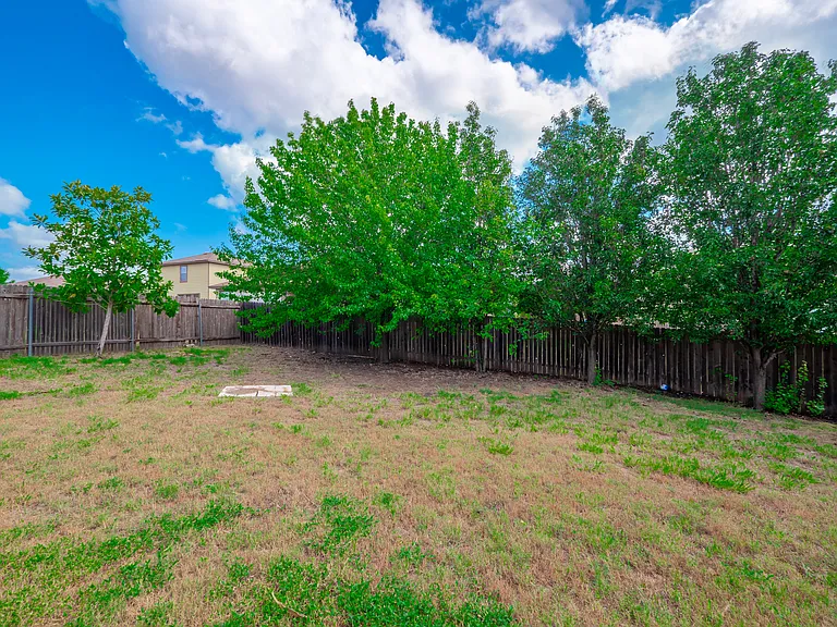 141 Clover Cv — Photo 37