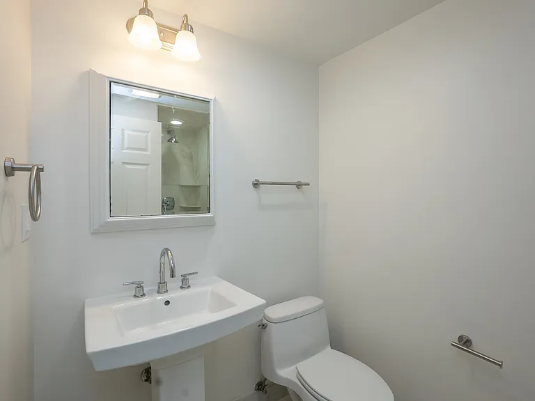 Bathroom 2 (1 of 2)