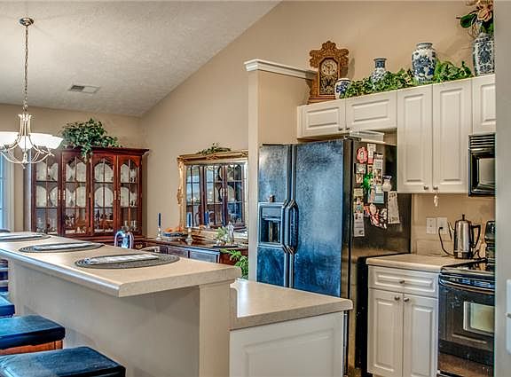 5th image of 302 Devon Chase Hl #395