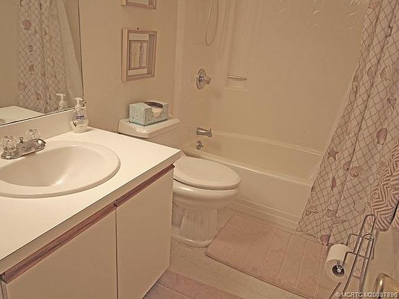 4th image of 300 SW South River Dr APT 204