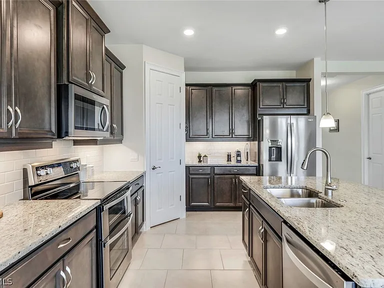 421 Coral Reef Pl — Photo 12
