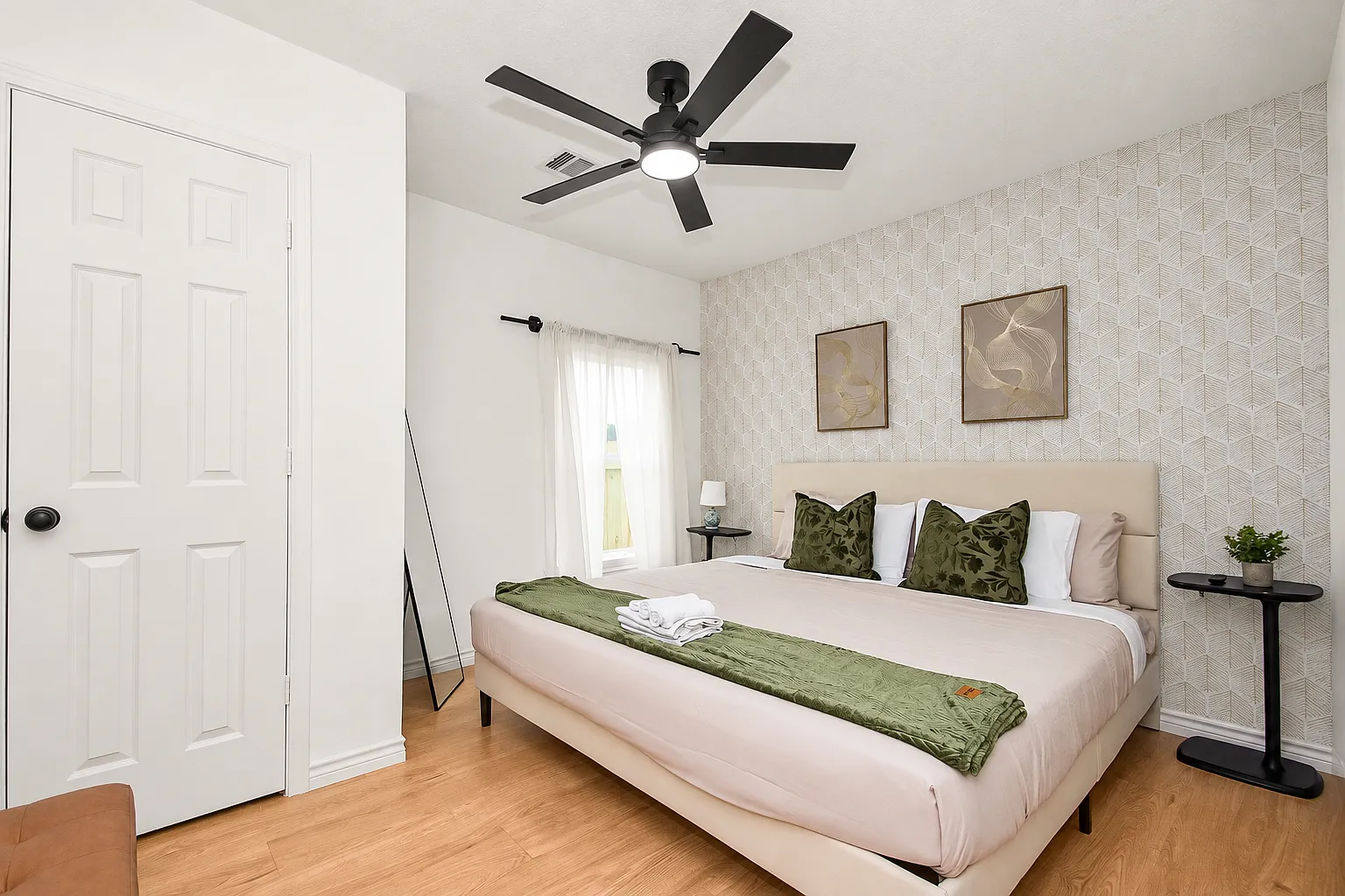 3 bed, 1350 sqft, $2,679 — Photo 4