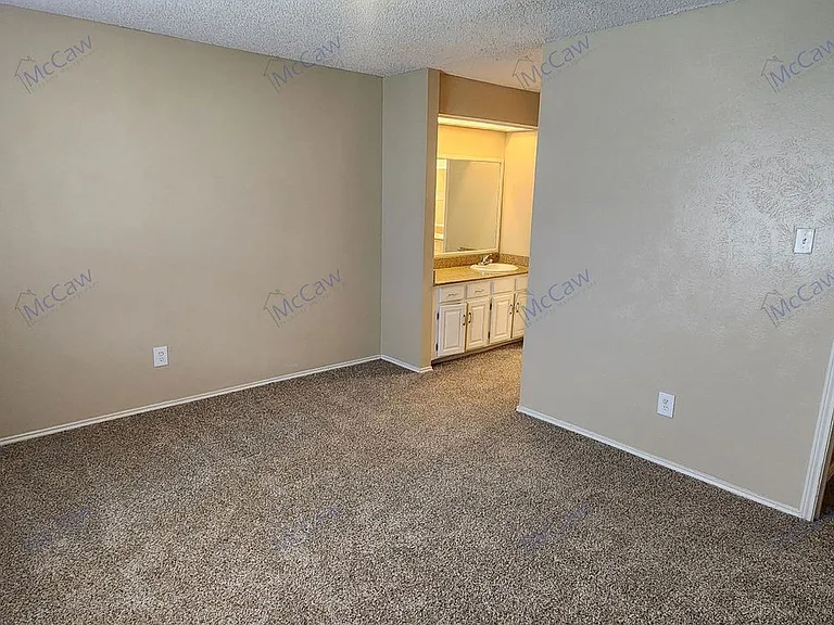 2204 Oak Hill Dr — Photo 17