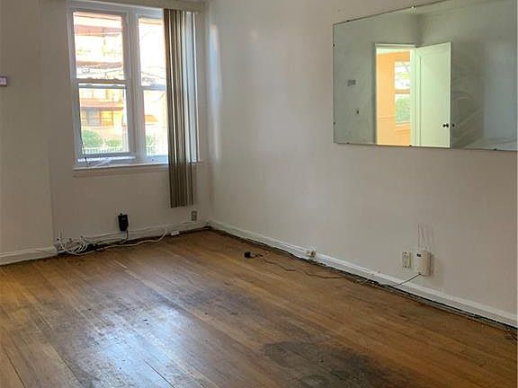 5th image of 3217 Radcliff Ave