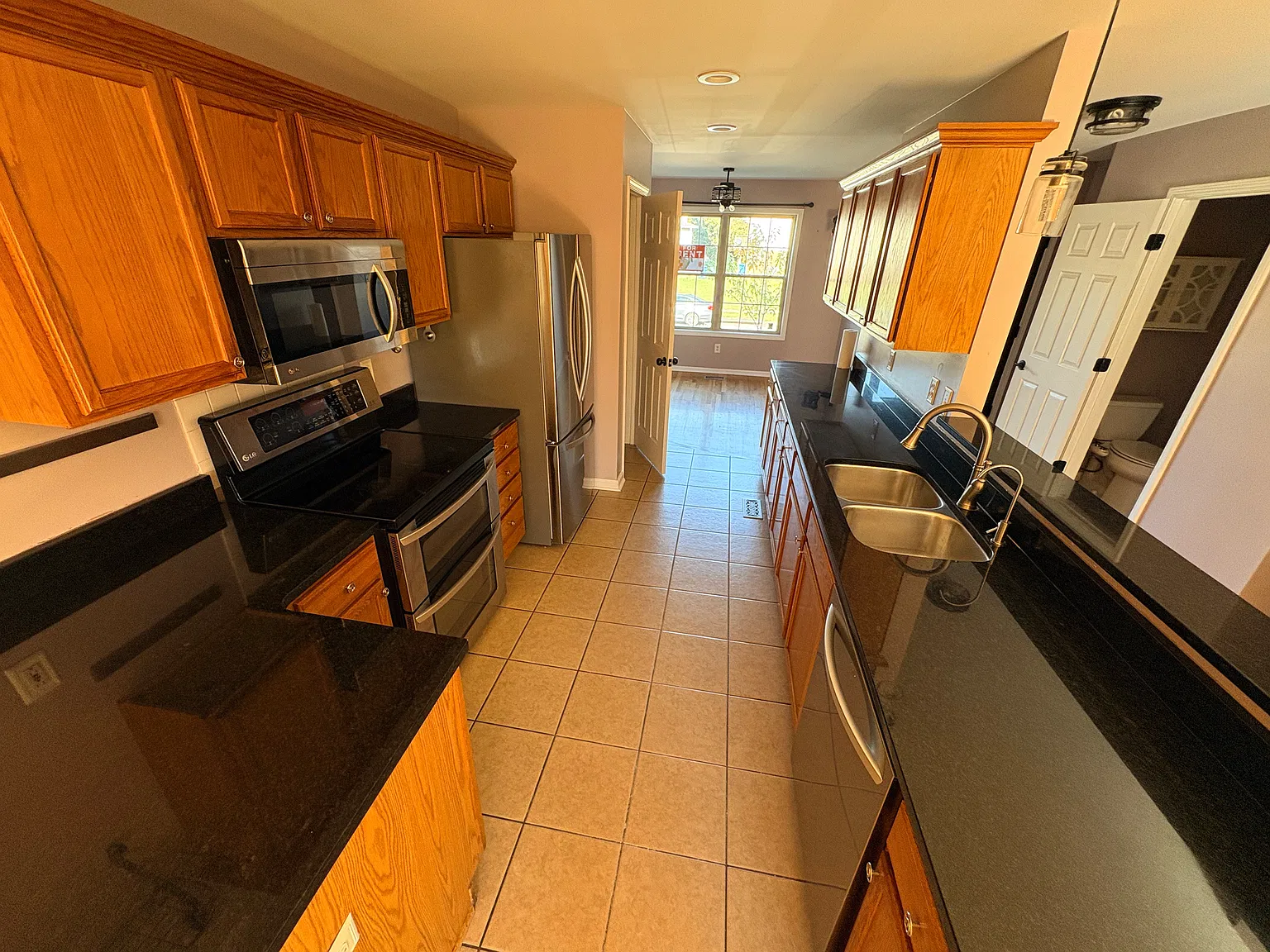 3 bed, 2.5 bath, 1660 sqft, $2,350 — Photo 4