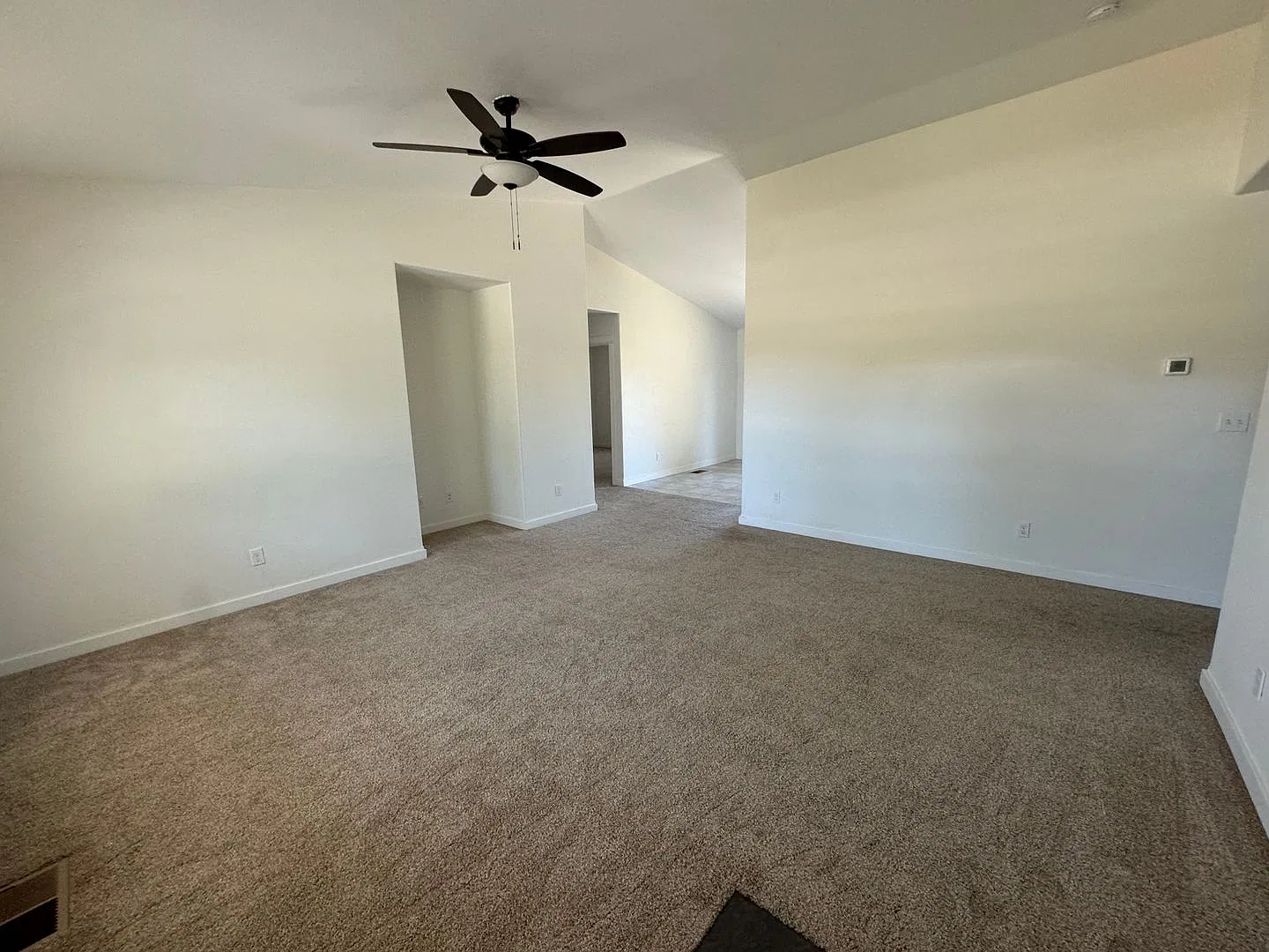 Newer Sutherlin 3 Bedroom Home in New Development — Photo 2