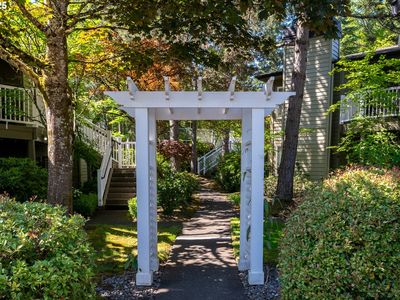5056 Foothills Dr UNIT F, Lake Oswego, OR, 97034