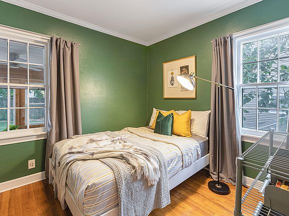 5th image of 1042 Oaklawn St NE