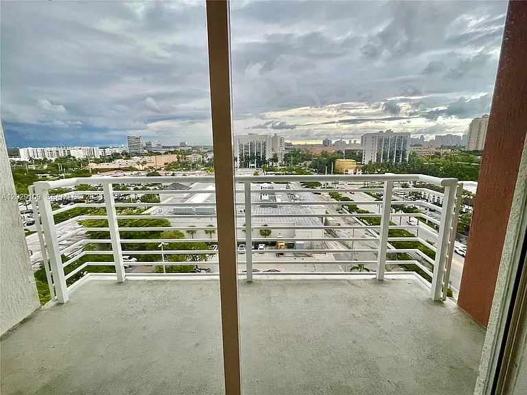 18800 NE 29th Ave #1004 — Photo 3