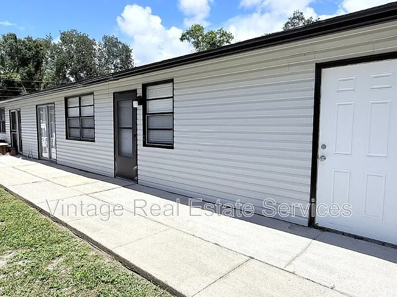 3 bed, 2.0 bath, 925 sqft, $2,400 — Photo 2