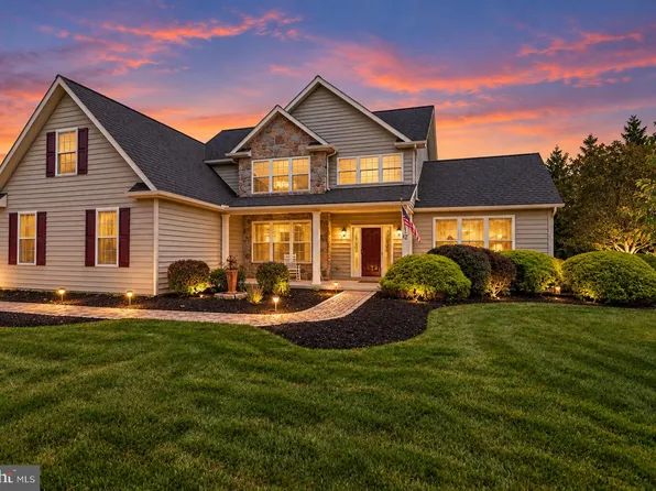 12 E Summit Dr, Littlestown, PA 17340