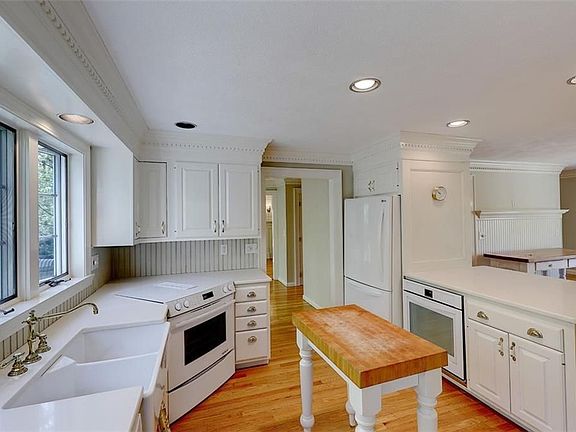 3rd image of 2 Glen Ellen Dr