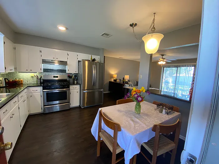 1305 E Main St