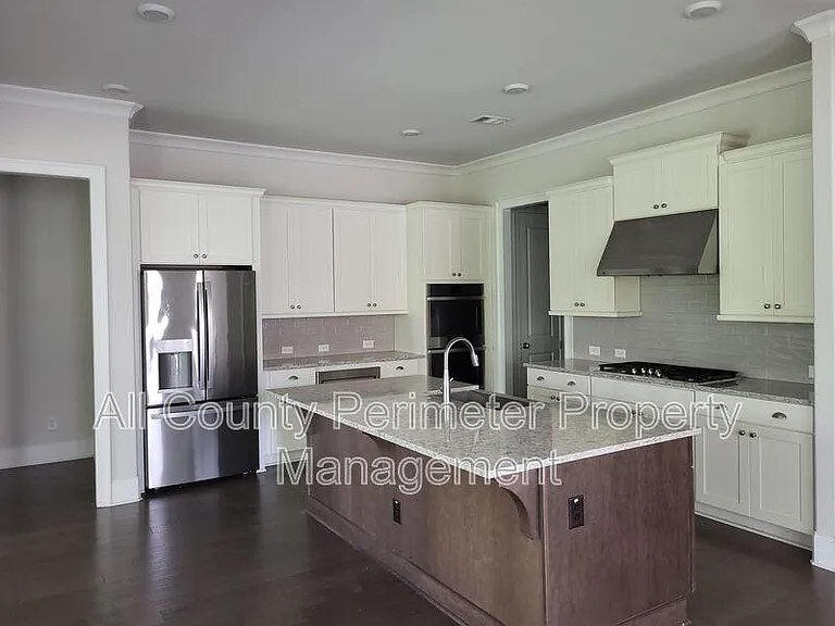 819 Olmsted Ln — Photo 2