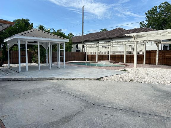 4th image of 311 W Davis Blvd