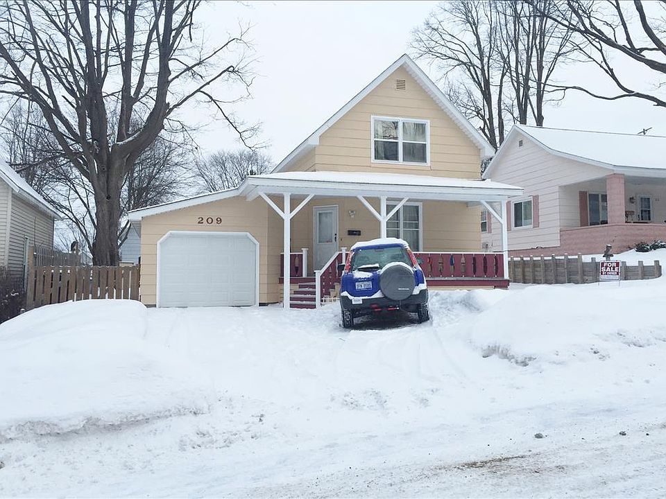 1st image of 209 E Bremer St