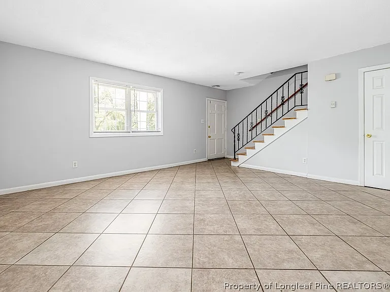 2328 Barrington Cir — Photo 9