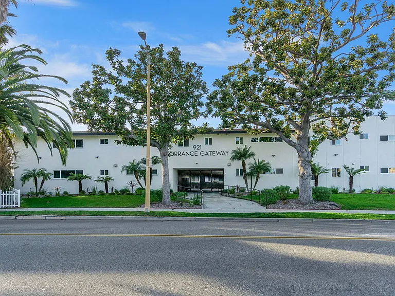 Torrance Gateway Apartments — Photo 18