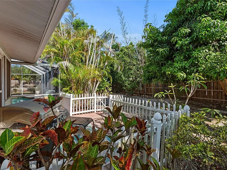 7860 Holiday Dr — Photo 23