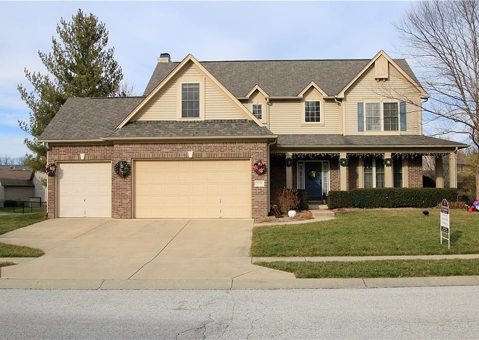 Street side view of this beautiful maintained home.