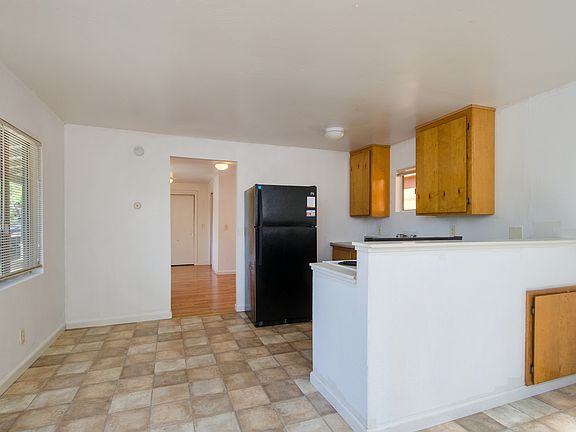 2nd image of 860 Oak Ter