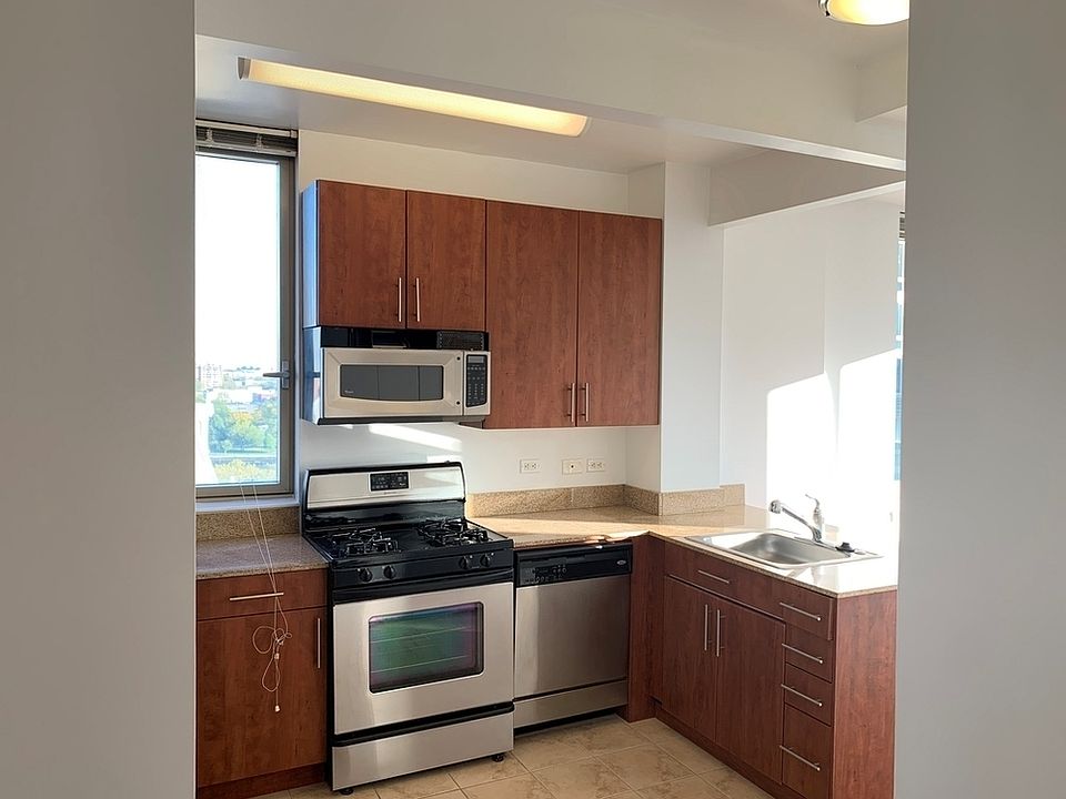 1st image of 888 Main St APT 810