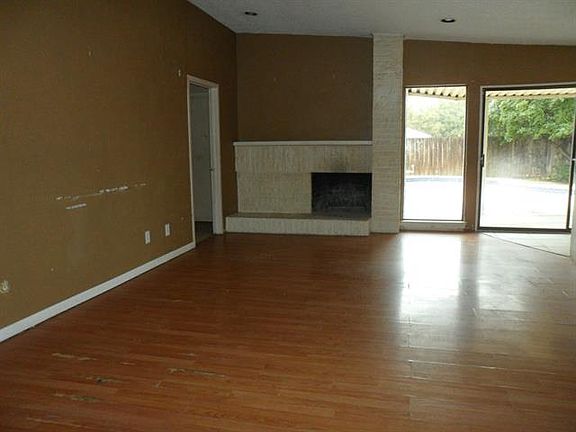 3rd image of 1417 Forestglen Dr