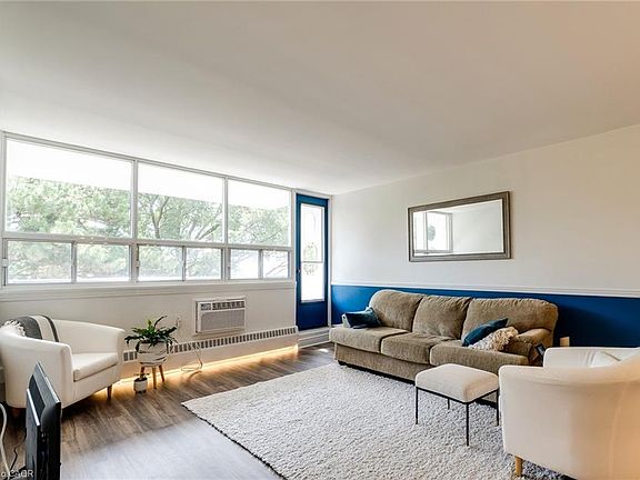 5th image of 212 Kerr St #507