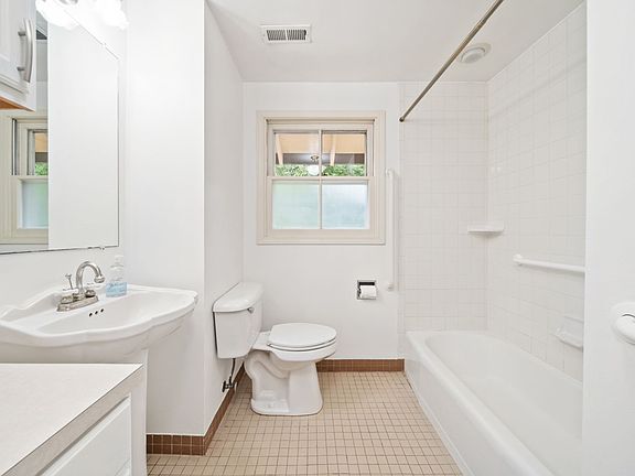 5th image of 1003 Manzanita Way