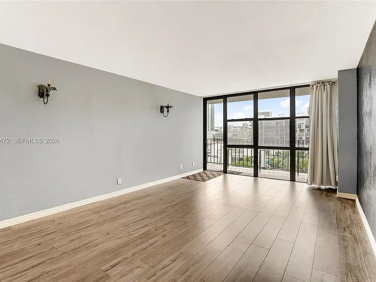 1000 Parkview Dr #614 — Photo 16