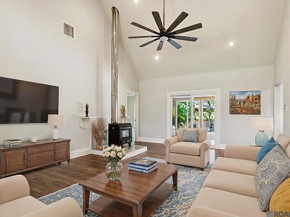 4th image of 32471 Carolyn Dr