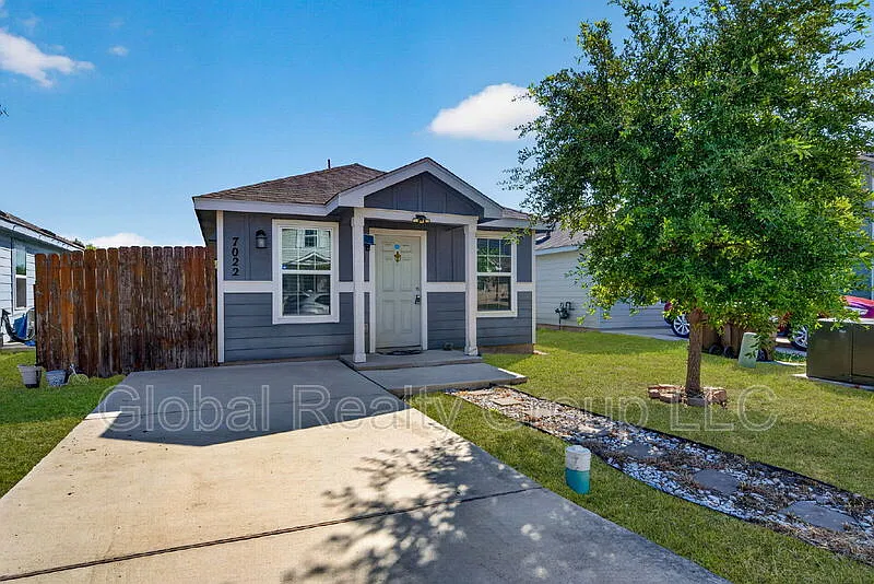 2 bed, 1.0 bath, 741 sqft, $1,300 — Photo 2