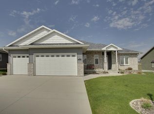 1820 Green Creek Rd, Cedar Falls, IA 50613