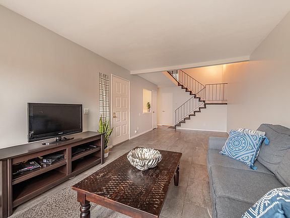 5th image of 308 Oakwood St
