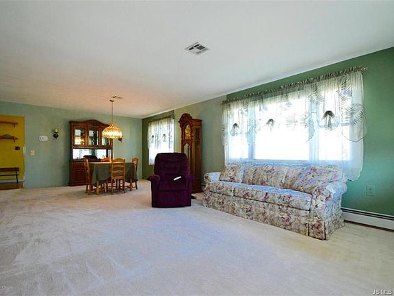 5th image of 24 Woodstock Dr