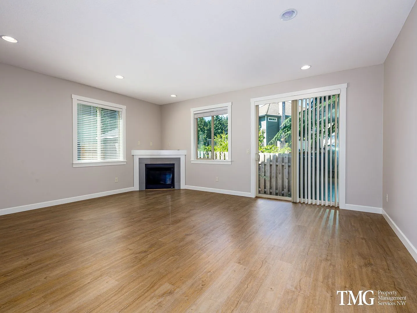 Pre- Leasing Large 3 Bedroom Home- With Garage — Photo 4