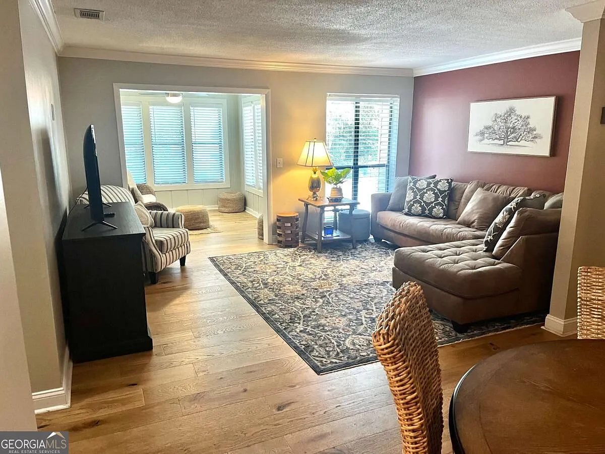 3 bed, 2.0 bath, 1400 sqft, $3,995 — Photo 1