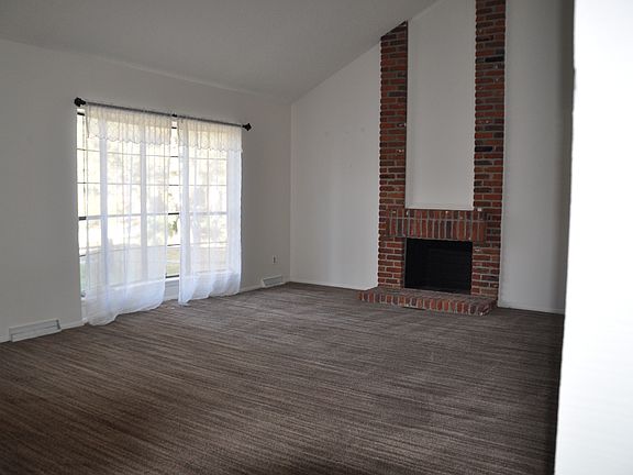 Living Room w/fireplace