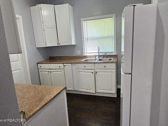 3rd image of 817 Middle St