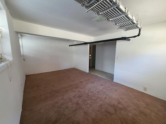 4th image of 829 W Montrose Ave
