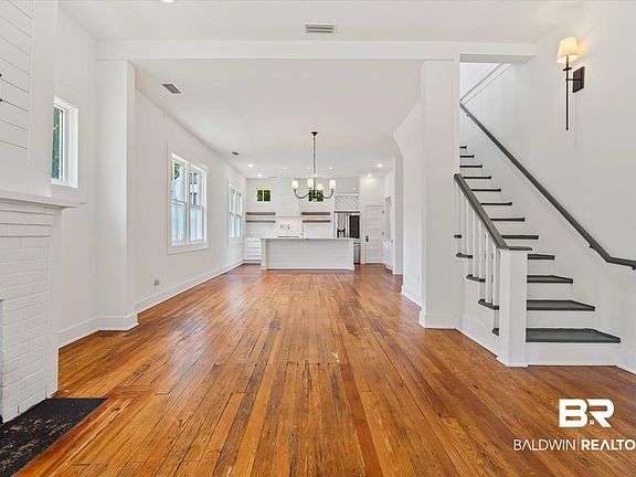 3rd image of 114 Espejo St