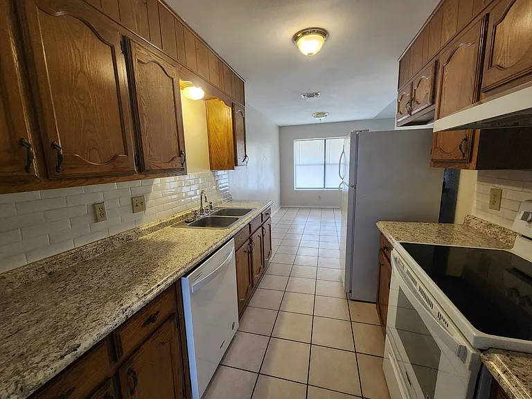 1335 Gordon Blvd — Photo 3