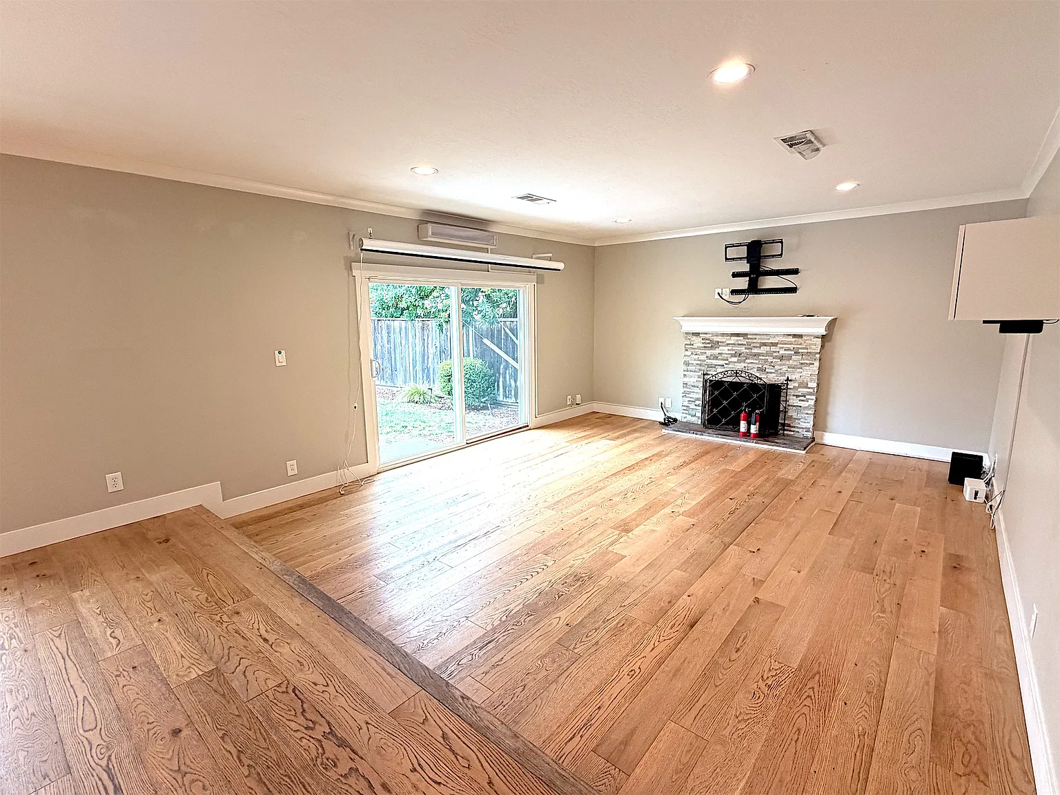 3 bed, 1393 sqft, $5,485 — Photo 2