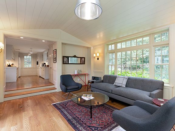 07_238HuntLn_3_FamilyRoom_HiRes.jpg